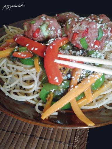 Zdjęcie - Azjatyckie spaghetti z pieczonymi klopsikami - Przepisy kulinarne ze zdjęciami