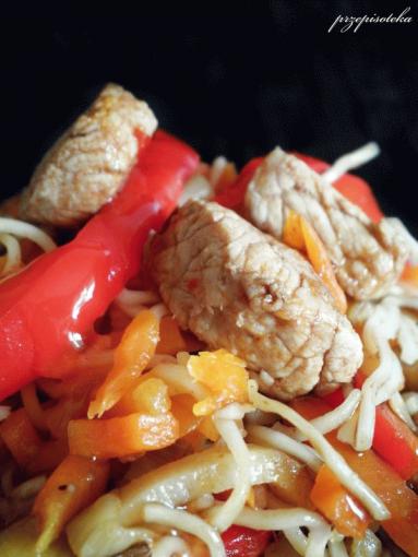 Zdjęcie - Noodels z pikantno- kwaśną wieprzowiną i warzywami - Przepisy kulinarne ze zdjęciami