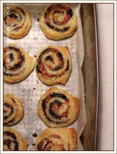 Zdjęcie - Ślimaczki z ciasta francuskiego nadziewane pieczarkami i szynką - Przepisy kulinarne ze zdjęciami