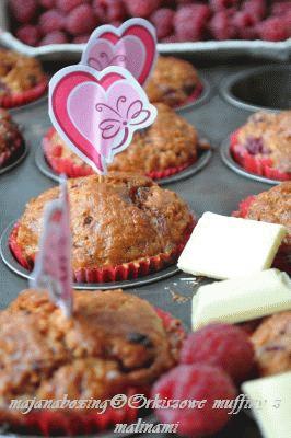 Zdjęcie - Orkiszowe muffiny z malinami i białą czekoladą - Przepisy kulinarne ze zdjęciami