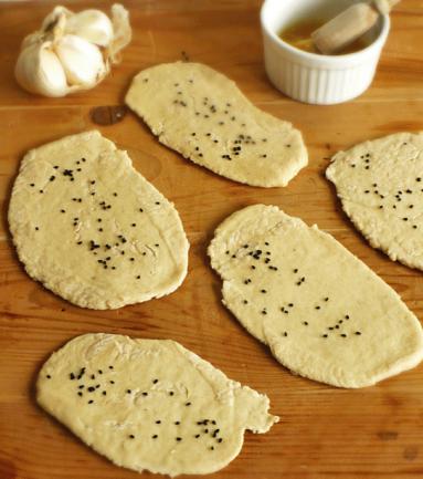 Zdjęcie - Czosnkowe chlebki naan z kozieradką - Przepisy kulinarne ze zdjęciami