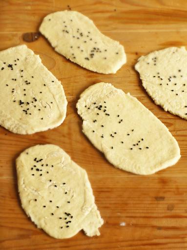 Zdjęcie - Czosnkowe chlebki naan z kozieradką - Przepisy kulinarne ze zdjęciami