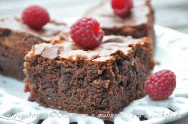 Zdjęcie - Brownies z malinami i białą czekoladą - Przepisy kulinarne ze zdjęciami