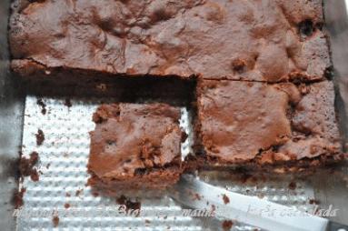 Zdjęcie - Brownies z malinami i białą czekoladą - Przepisy kulinarne ze zdjęciami