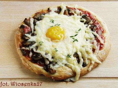 Zdjęcie - Mini pizze z jajkiem  pieczonym - Przepisy kulinarne ze zdjęciami