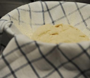 Zdjęcie - Chleb serowo-czosnkowy pieczony w żeliwnym garnku - Przepisy kulinarne ze zdjęciami