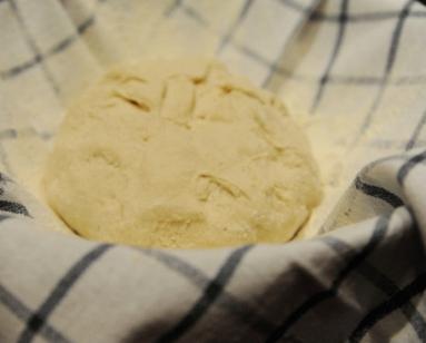 Zdjęcie - Chleb serowo-czosnkowy pieczony w żeliwnym garnku - Przepisy kulinarne ze zdjęciami