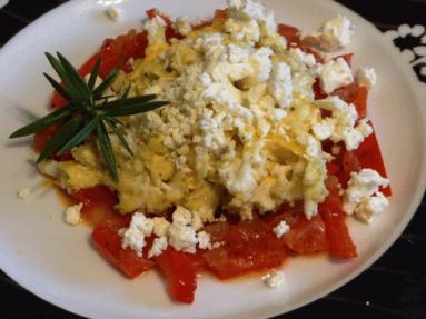 Zdjęcie - Strapacada czyli jajecznica  grecka - Przepisy kulinarne ze zdjęciami