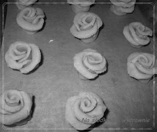 Zdjęcie - Ciasteczka kruche różyczki - Przepisy kulinarne ze zdjęciami
