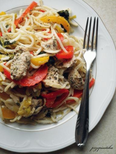 Zdjęcie - Cytrynowe spaghetti z kurczakiem, szpinakiem i papryką - Przepisy kulinarne ze zdjęciami