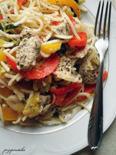 Zdjęcie - Cytrynowe spaghetti z kurczakiem, szpinakiem i papryką - Przepisy kulinarne ze zdjęciami