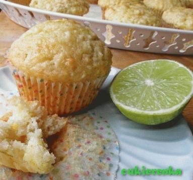 Zdjęcie - Kokosowe muffinki oblane syropem z limonki - Przepisy kulinarne ze zdjęciami