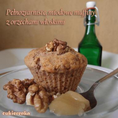 Zdjęcie - Pełnoziarniste, miodowe muffiny z orzechami włoskimi - Przepisy kulinarne ze zdjęciami