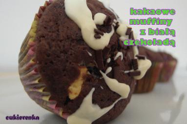 Zdjęcie - Kakaowe muffiny z białą czekoladą - Przepisy kulinarne ze zdjęciami