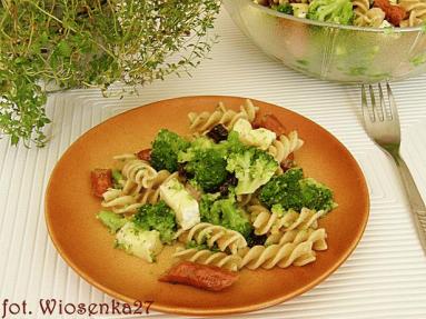 Zdjęcie - Sałatka makaronowa z brokułami i  kabanosami - Przepisy kulinarne ze zdjęciami