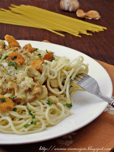 Zdjęcie - Spaghetti z kurczakiem i kurkami - Przepisy kulinarne ze zdjęciami
