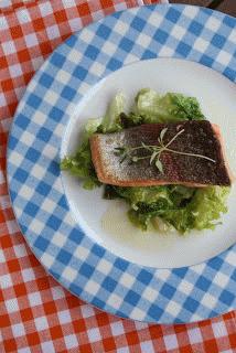 Zdjęcie - pstrąg łososiowy na smażonej sałacie - Przepisy kulinarne ze zdjęciami