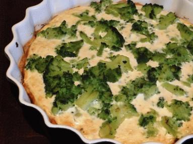 Zdjęcie - Tarta z wędzonym twarożkiem i  brokułami - Przepisy kulinarne ze zdjęciami