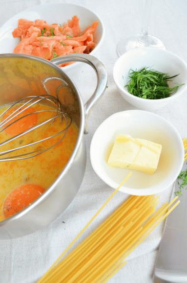 Zdjęcie - Orzeźwiające, letnie spaghetti z łososiem i sosem cytrynowym - Przepisy kulinarne ze zdjęciami