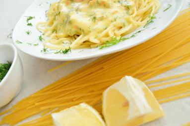 Zdjęcie - Orzeźwiające, letnie spaghetti z łososiem i sosem cytrynowym - Przepisy kulinarne ze zdjęciami