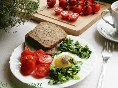 Zdjęcie - Jajka na zielonej  kołderce - Przepisy kulinarne ze zdjęciami