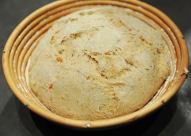 Zdjęcie - Chleb pomidorowo-bazyliowy na zakwasie - Przepisy kulinarne ze zdjęciami