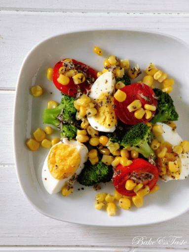 Zdjęcie - Sałatka z brokułów (z pomidorami, kukurydzą i jajkami) - Przepisy kulinarne ze zdjęciami