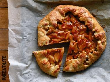 Zdjęcie - Rustykalna tarta z jabłkami - Przepisy kulinarne ze zdjęciami