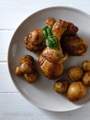 Zdjęcie - Pałki z kurczaka z ziemniakami (pieczone w rękawie) - Przepisy kulinarne ze zdjęciami