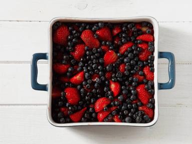 Zdjęcie - Crumble z truskawkami, jagodami i orzechowo-migdałową kruszonką - Przepisy kulinarne ze zdjęciami