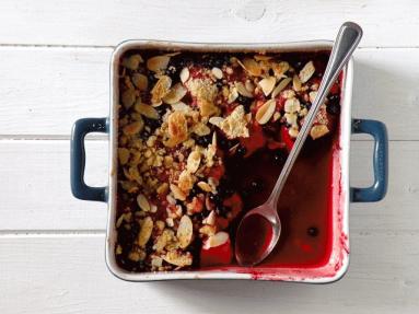Zdjęcie - Crumble z truskawkami, jagodami i orzechowo-migdałową kruszonką - Przepisy kulinarne ze zdjęciami