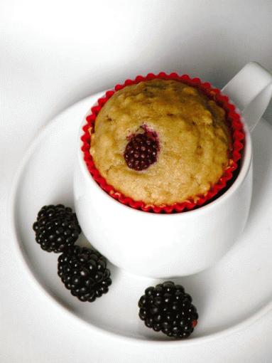 Zdjęcie - Muffiny z jeżynami i orzechami - Przepisy kulinarne ze zdjęciami