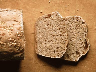 Zdjęcie - Chleb razowy z orzechami - Przepisy kulinarne ze zdjęciami