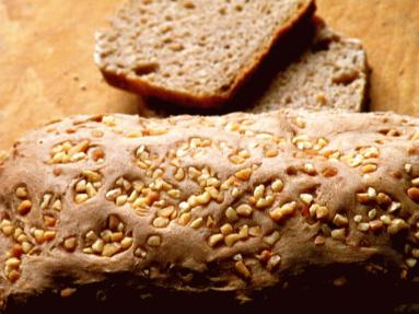 Zdjęcie - Chleb razowy z orzechami - Przepisy kulinarne ze zdjęciami