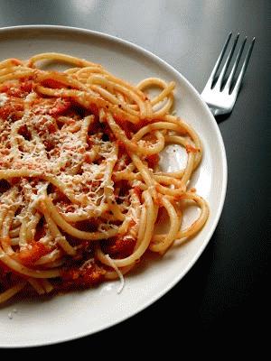 Zdjęcie - Spaghetti z sosem pomidorowym i oscypkiem - Przepisy kulinarne ze zdjęciami