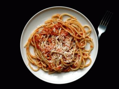 Zdjęcie - Spaghetti z sosem pomidorowym i oscypkiem - Przepisy kulinarne ze zdjęciami