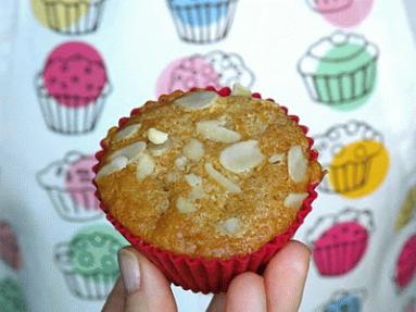 Zdjęcie - Muffinki ze śliwkami i migdałami - Przepisy kulinarne ze zdjęciami
