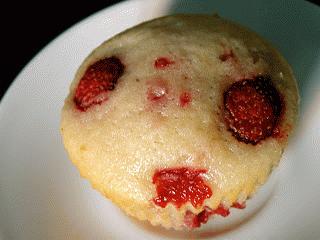 Zdjęcie - Muffiny z truskawkami - Przepisy kulinarne ze zdjęciami