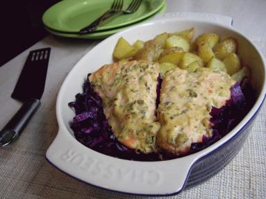 Zdjęcie - Łosoś pieczony z czerwoną kapustą i ziemniakami - Przepisy kulinarne ze zdjęciami