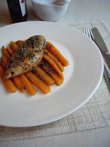 Zdjęcie - Pierś z kurczaka z syropem klonowym, czarnym pieprzem i marchewkami - Przepisy kulinarne ze zdjęciami