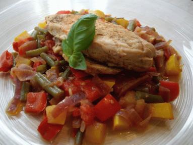 Zdjęcie - Letni obiad. Pierś z kurczaka na warzywach - Przepisy kulinarne ze zdjęciami
