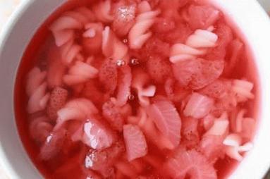 Zdjęcie - Zupa truskawkowa z makaronem - Przepisy kulinarne ze zdjęciami