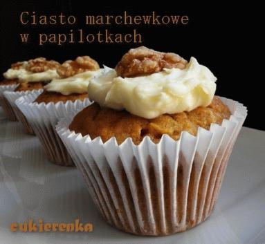 Zdjęcie - Ciasto marchewkowe dekorowane mascarpone w papilotkach - Przepisy kulinarne ze zdjęciami