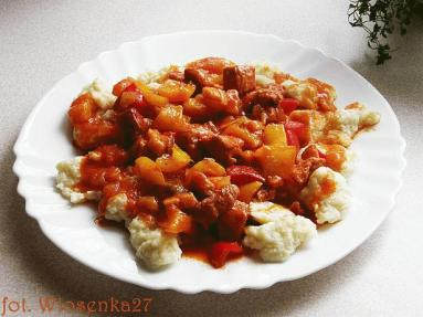 Zdjęcie - Gulasz węgierski z  papryką - Przepisy kulinarne ze zdjęciami
