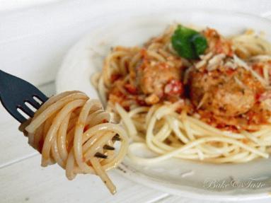 Zdjęcie - Spaghetti z soczystymi pulpecikami + fotorelacja z Centrum Wina - Przepisy kulinarne ze zdjęciami