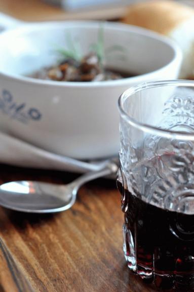 Zdjęcie - Gulasz wołowy z czerwonym winem i suszonymi śliwkami - Przepisy kulinarne ze zdjęciami