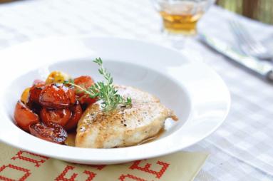 Zdjęcie - Kurczak glazurowany miodem z balsamicznymi pomidorkami - Przepisy kulinarne ze zdjęciami
