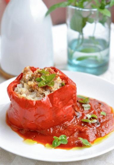 Zdjęcie - Papryki faszerowane w pomidorowym sosie - Przepisy kulinarne ze zdjęciami
