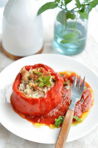 Zdjęcie - Papryki faszerowane w pomidorowym sosie - Przepisy kulinarne ze zdjęciami