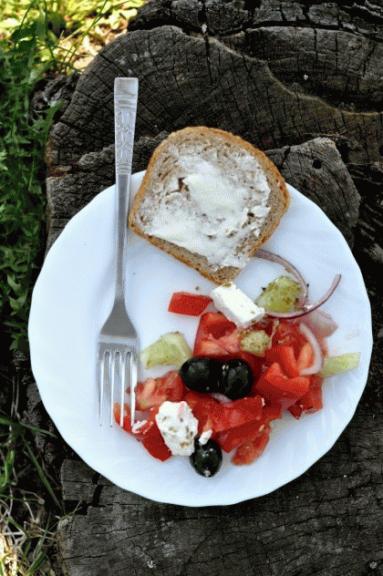 Zdjęcie - Sałatka grecka (w wakacyjnym klimacie) - Przepisy kulinarne ze zdjęciami
